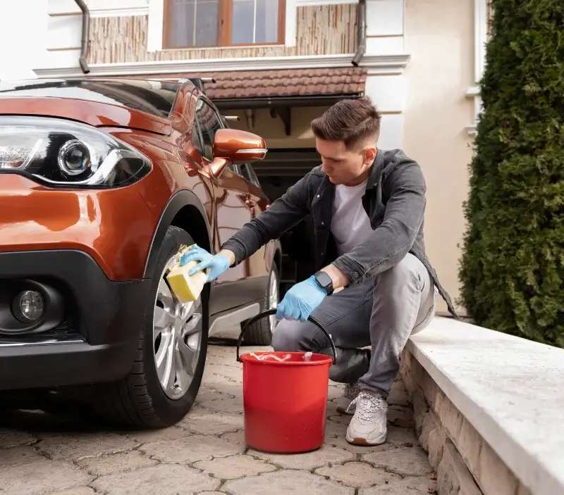 Lavage auto à domicile Hibarette : professionnel intervenant sur un véhicule